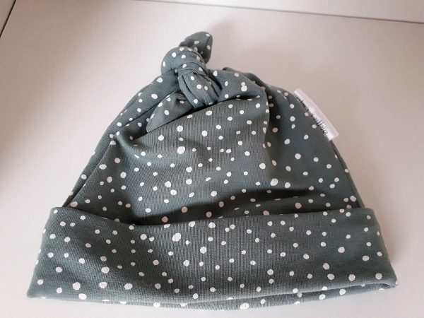 Mutsje met dubbele knoop - oud groen gestippeld - Afbeelding 2
