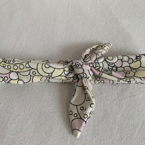 Knoophaarband met strik magic flower wit