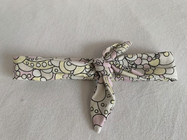 Knoophaarband met strik magic flower wit