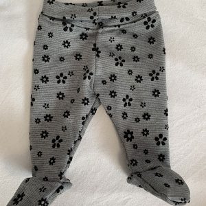 Babybroekje met voetjes grijs met bloemen