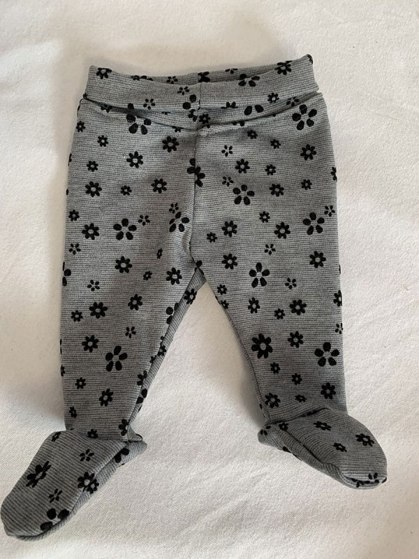 Babybroekje met voetjes grijs met bloemen