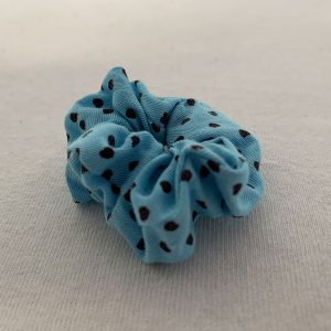 scrunchy-blauw-met-zwarte-stippen-2