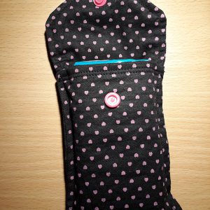 Zakdoek-etui-zwart-met-roze-hartjes-1