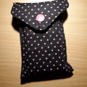 Klein zakje zwart met roze hartjes