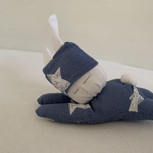 Knuffelkonijn liggend blauw met witte sterren