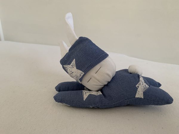 Knuffelkonijn liggend blauw met witte sterren