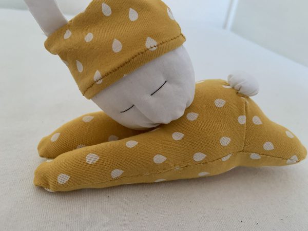 Knuffelkonijn liggend okergeel druppel wit - Afbeelding 2
