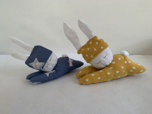 Knuffelkonijn liggend blauw met witte sterren - Afbeelding 3