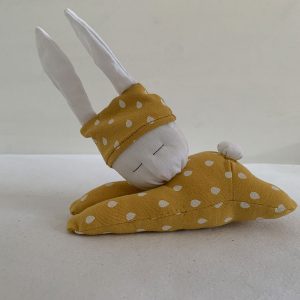 Knuffelkonijn liggend okergeel druppel wit