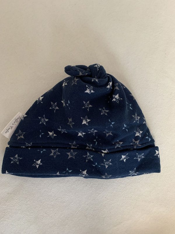 Mutsje met dubbele knoop blauw met sterren
