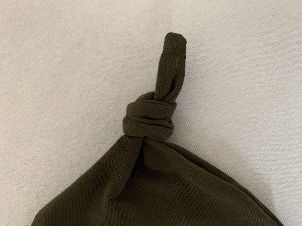 Babymuts met knoop uni legergroen - Afbeelding 2