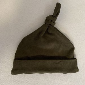 Babymuts met knoop uni legergroen