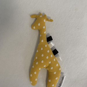Labelknuffel giraf wit druppel okergeel