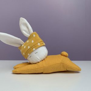 Knuffelkonijn liggend okergeel uni okergeel druppel wit
