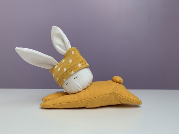 Knuffelkonijn liggend okergeel uni okergeel druppel wit