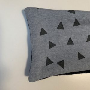 sjaal-grijs-met-driehoekjes-1