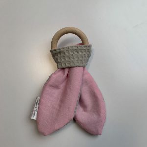 Bijtring konijnenoren licht roze licht grijs