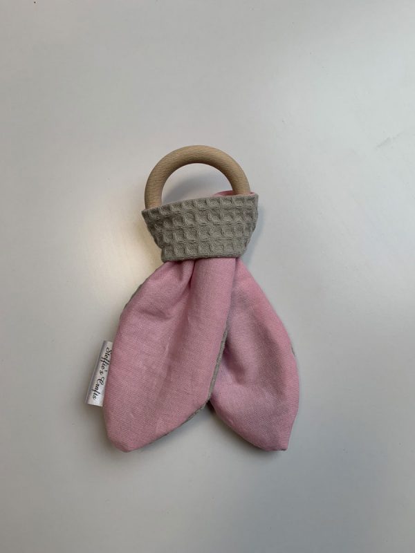 Bijtring konijnenoren licht roze licht grijs