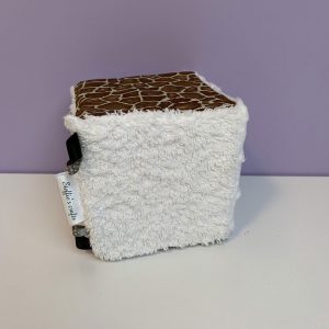 Speelkubus giraffenprint wit