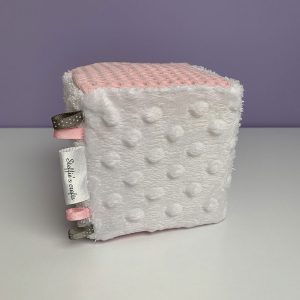 Speelkubus licht roze wit
