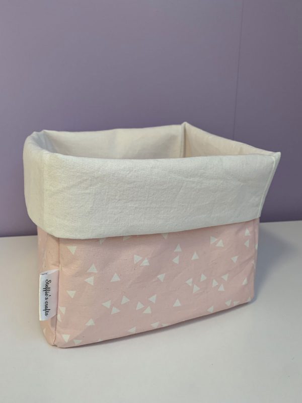 Opbergmand vierkant licht roze driehoek wit wit