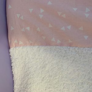 aankledkussenhoes-elastiek-roze-witte-driekhoekjes-1