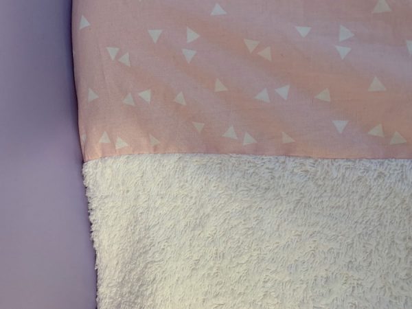 Aankleedkussenhoes 2 kleuren licht roze driehoek wit wit - Afbeelding 2