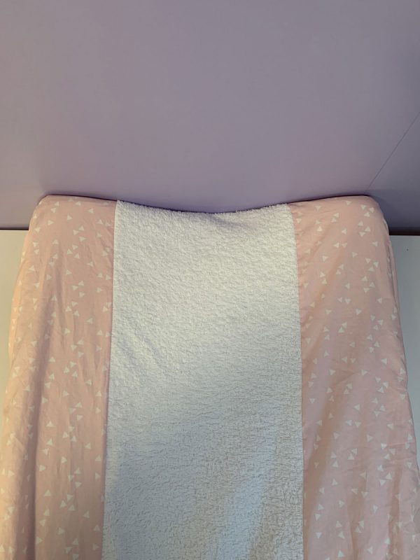 Aankleedkussenhoes 2 kleuren licht roze driehoek wit wit