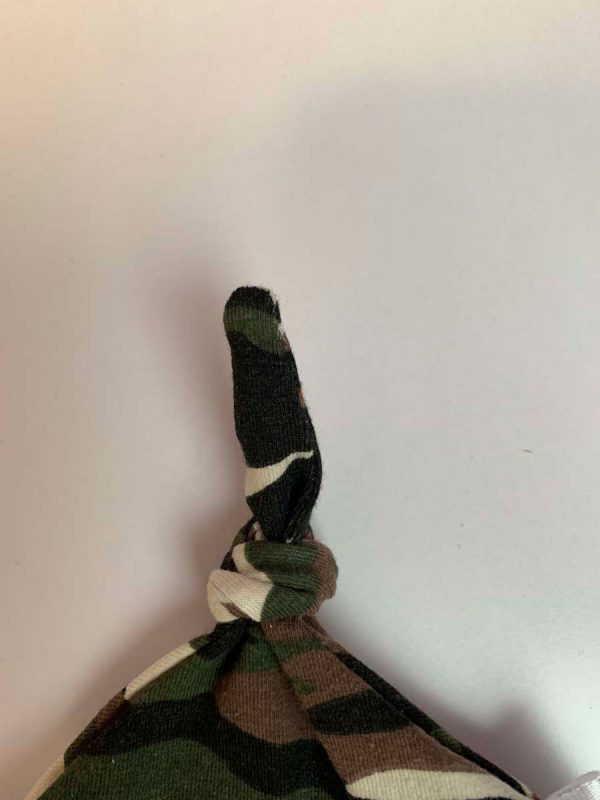 Babymuts met knoop camouflage - Afbeelding 2