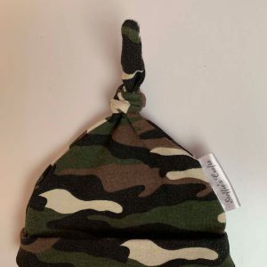Babymuts met knoop camouflage