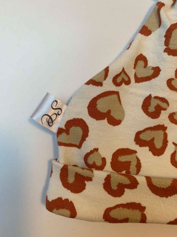 Babymuts met knoop hartjes - Afbeelding 2