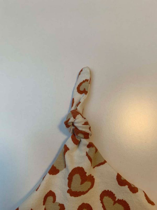 Babymuts met knoop hartjes - Afbeelding 3