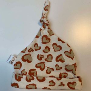 Babymuts met knoop hartjes