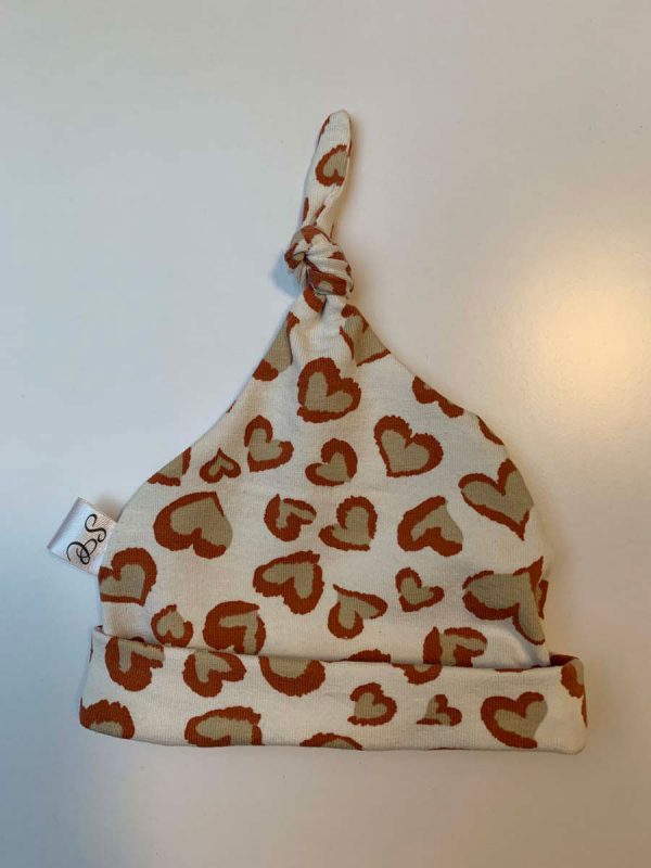 Babymuts met knoop hartjes