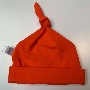 Babymuts met knoop uni oranje