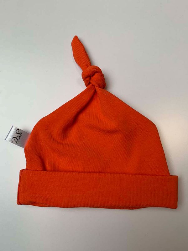 Nicu mutsje met knoop uni oranje
