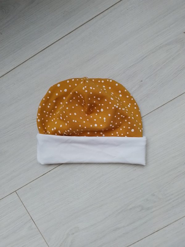 Nicu muts okergeel met witte stip