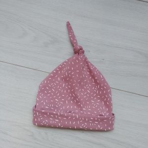 Babymuts met knoop oud roze met witte hagel