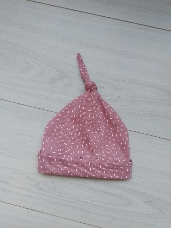 Babymuts met knoop oud roze met witte hagel