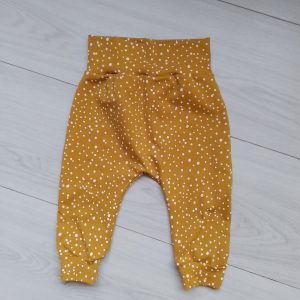 Broek okergeel met witte stip