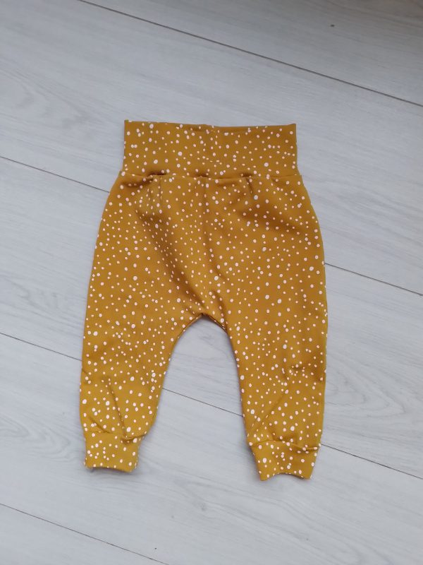 Broek okergeel met witte stip