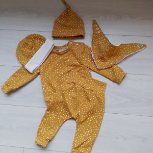 Setje okergeel baby en kind